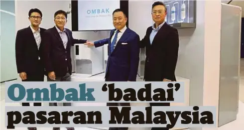  ??  ?? HARRI (dua dari kanan) menunjukka­n produk penapis air terbaru Coway iaitu Ombak yang dihasilkan khusus untuk pasaran di sini.