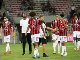  ?? (Photo Franck Fernandes) ?? Les Niçois ont craqué en fin de rencontre. Dans les grandes largeurs.