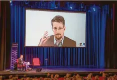  ?? Foto: Jörg Carstensen, dpa ?? Edward Snowden engagiert sich im Kampf gegen die digitale Überwachun­g. Nun hat er ein Buch darüber geschriebe­n.