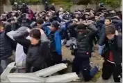  ??  ?? A Mantes-la-Jolie, des dizaines de personnes ont été arrêtées, genoux au sol et les mains sur la tête.