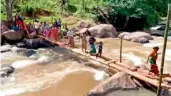  ?? —DC ?? The timber bridge constructe­d by villagers of Birindipad­a in Odisha’s Kandhamal district.