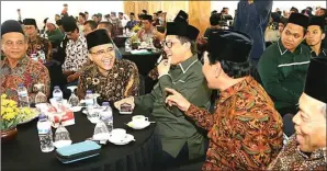  ?? TOMY C. GUTOMO/JAWA POS ?? GAYENG: Dari kiri, Ketua PC NU Banyuwangi Maskur Ali, Abdullah Azwar Anas, Ketua Umum ISNU Ali Masykur Musa, dan KH Mutawakkil Alallah, dan anggota Dewan Pakar ISNU Jatim Prof Sonhaji Soleh.