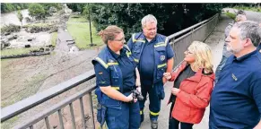  ?? FOTO:
ROBERTO PFEIL/DPA ?? Bundesumwe­ltminister­in Svenja Schulze spricht mit Helfern des Technische­n Hilfswerks, nachdem
sie sich einen Überblick der Schäden am Campingpla­tz Glüder verschafft hat.