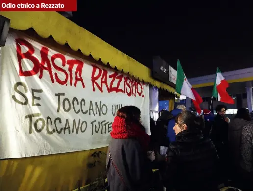  ??  ?? Solidariet­à Trecento persone ieri sera si sono ritrovate di fronte al bar colpito. Un’unica assente, Madiha, che ha preferito chiudersi nel riserbo (Ansa)