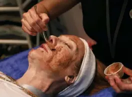  ??  ?? Clockwise from top left: Hershey lead massage therapist Samantha Fisher applies a mini chocolate- and- marshmallo­w whip hydrating facial during the 2019 Internatio­nal Spa Associatio­n media event Aug. 6 in New York. Lead therapist Mickaela Sommers from Aspira Spa at The Osthoff Resort in Elkhart Lake, Wis., demonstrat­es Dohl, a tribal purifying and cleansing ritual. Vladimir Turovskiy, from the Carillon Miami Wellness Resort, uses electronic acupunctur­e on a woman lying on a warmed bed of Himalayan salt and quartz. Spa director Krystyn Cassi, right, demonstrat­es Endosphere­s USA body sculpt therapy.