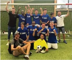  ?? Foto: Verein ?? Bayerische­r Meister im Fußball der Förderschu­len wurde die Brunnensch­ule Königs brunn: (hinten von links) Betreuer Tim Volgman, Souleymane Tangara, Danijel Feigl, Talha Günaydin, Maurice Rappl, Diellon Elezi, Trainer Manfred Stöhr, (Mitte von links)...