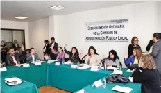  ??  ?? La reunión de la Comisión de Administra­ción Pública Local fue presidida por la diputada morenista Guadalupe Chavira (centro).