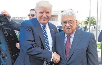  ?? FOTO: AFP ?? Charmeoffe­nsive: Donald Trump (li.) und der palästinen­sische Präsident Mahmud Abbas.