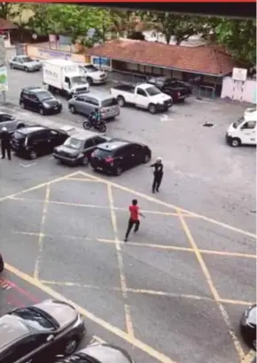 ??  ?? A screengrab of the incident where a man had run amok and attempted to attack a police officer in Klang yesterday.