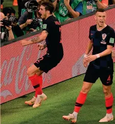  ??  ?? Vrsaljko esulta insieme con Perisic nella semifinale mondiale