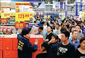  ?? PROVIDED TO CHINA DAILY ?? A promotion attracts consumers at a Metro supermarke­t in Jinan, capital of Shandong province.