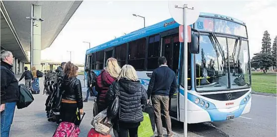  ?? (JOSÉ HERNÁNDEZ) ?? En la parada. El Aerobús es cada vez más utilizado por los pasajeros que arriban a Córdoba a través del aeropuerto Ambrosio Taravella.