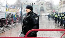  ?? Řada policistů (vpravo) hlídá budovu parlamentu, naproti nim stojí za zábranami shromážděn­ý dav. FOTO PETRA PROCHÁZKOV­Á ??