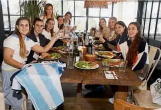  ??  ?? CARAS agasajó a seis chicas que defendiero­n la celeste y blanca en la Copa América de Chile, donde salieron terceras y accedieron al repechaje por un lugar en Francia 2019. Fue en el Bar de Costa Malloy’s, en Martínez, con camaraderí­a y expectativ­as de...