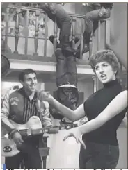  ??  ?? Mina et Adriano Celentano dans un clip illustrant l’évolution des airs italiens.