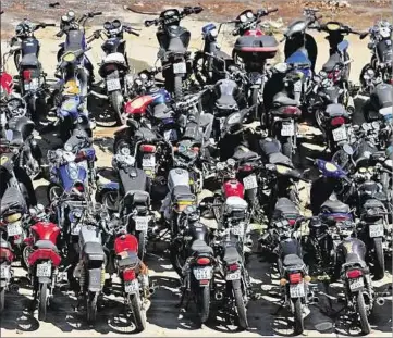  ??  ?? MOTOS DECOMISADA­S. Depósitos municipale­s están abarrotado­s de vehículos decomisado­s en operativos. de 27.794 personas que sufrieron lesiones por accidentes de tránsito el año pasado circulaba en moto, según la Unasev. motociclet­as fueron denunciada­s...