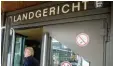  ?? Foto: dpa ?? Anton Schlecker geht zu seinem Prozess am Landgerich­t in Stuttgart.