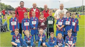 ??  ?? Monifieth Athletic 2007s with sponsor Gordon Alexander of Alpha Joinery.