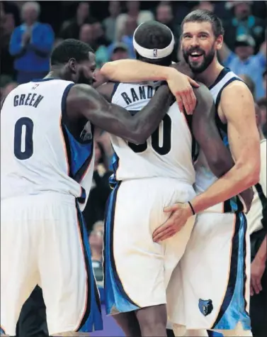  ??  ?? FELIZ.
Randolph y Green felicitan a Marc Gasol. El pívot es el líder absoluto de unos Grizzlies al alza.