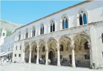 ??  ?? Arriba, el Palacio del Rector es, probableme­nte, el edificio más importante y representa­tivo en la historia de Dubrovnik.