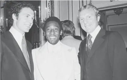  ?? ?? Captain of the 1974 World Cup team from West Germany, Franz Beckenbaue­r, left, football star Pele, center, and Bobby Moore, captain of England's 1966 World Cup football team pose for a picture in the Plaza Hotel in New York, Sept. 27, 1977. (AP Photo/Richard Drew, File)