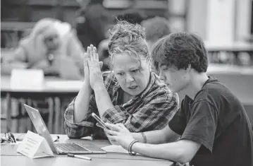  ?? JEFF WHEELER TNS ?? Rachel Hopper and son Espen Hopper-Willams fill out the FAFSA form together on a laptop during a financial aid workshop at South High School in Minneapoli­s on Feb. 6.