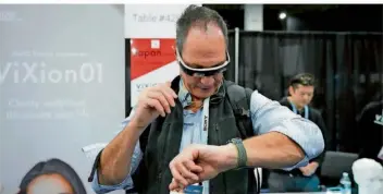  ?? FOTO: RYAN SUN/DPA ?? Ein Besucher testet die sogenannte ViXion 01-Brille vor dem Beginn der Technikmes­se CES. Bei der Brille handelt es sich um ein Mixed-Reality-System, das den Fokus des Nutzers optimieren und ihm bei Aufgaben helfen soll.