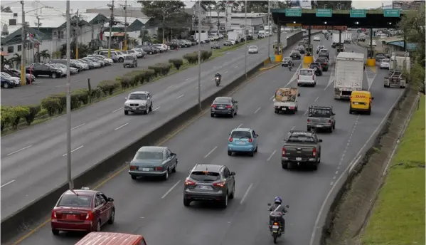  ?? MaYela lÓPeZ ?? El peaje de Río Segundo, en la autopista General Cañas, pasó de ¢75 a ¢275 para carros livianos y motos, en noviembre pasado. Por camiones de cinco ejes ahora se pagan ¢1.200. Esos montos llevaban 18 años sin ajustes.