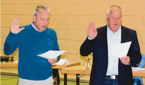  ?? Foto: David Holzapfel ?? Die Hand zum Schwur erhoben: Manfred Steger (links) und Georg Stoller sind in Wallerstei­n als Zweiter und Dritter Bürgermeis­ter vereidigt worden.