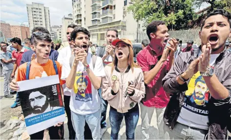  ??  ?? Familiares de detenidos en la sede del Sebin, en Caracas, exigían ayer libertad de los presos, algunos de los cuales se amotinaron desde el miércoles.