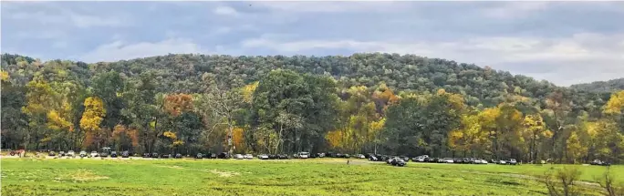  ?? BY JOHN MCCASLIN ?? These are the vehicles of craft beer fans stretching as far as the eye can see at the newly relocated Pen Druid Brewing in Sperryvill­e.