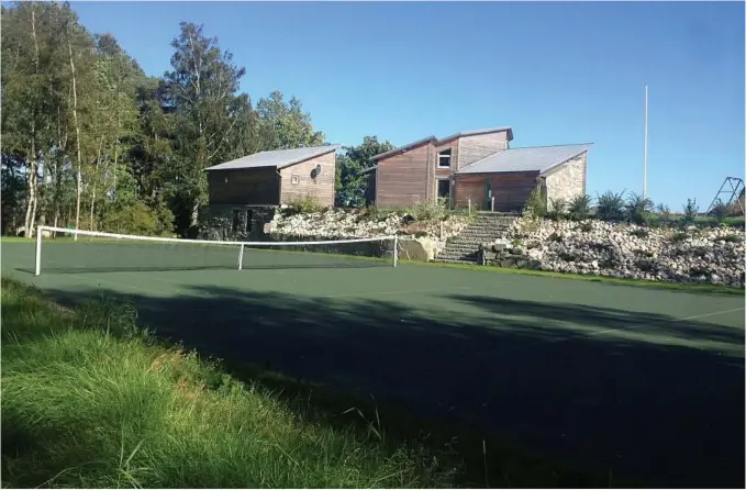  ?? FOTO: STEIN LARSEN ?? ULOVLIG BYGD: Den ulovlig bygde tennisbane­n til Princess-arvingen Hanne Madsen på Hesnes i Grimstad.