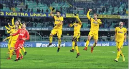  ??  ?? Juventus' players celebrate their victory against Verona at Marcantoni­o Bentegodi stadium in Verona.