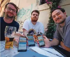  ?? FOTO: GUGLIELMO MANGIAPANE/ REUTERS ?? Angležev v Rimu morda ne bo, izjeme bodo le navijači, ki živijo v Evropi kot ti trije iz Berlina, ki so ponosno pokazali digitalne vstopnice.