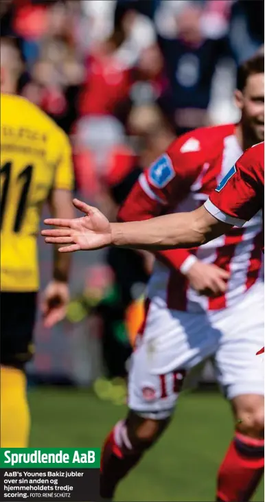  ?? FOTO: RENÉ SCHÜTZ ?? Sprudlende AaB
AaB’s Younes Bakiz jubler over sin anden og hjemmehold­ets tredje scoring.