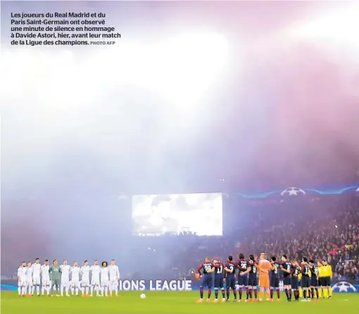  ?? PHOTO AFP ?? Les joueurs du Real Madrid et du Paris Saint-Germain ont observé une minute de silence en hommage à Davide Astori, hier, avant leur match de la Ligue des champions.