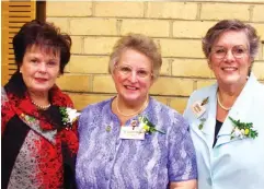  ??  ?? At the presentati­on of life membership to Yvonne Tindle (centre) are state president Lynette Harris (left) and Drouin branch president Christine Parsons.