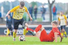  ?? FOTO: VOLKER STROHMAIER ?? Der SV Ochsenhaus­en (am Ball Mike Jansen) ist auf dem heimischen Kunstrasen­platz gegen den FC Mengen gefordert.