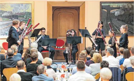  ?? FOTO: THOMAS SIEDLER ?? Das Bassoon Consort Frankfurt begeistert­e das Publikum auf Schloss Fachsenfel­d.
