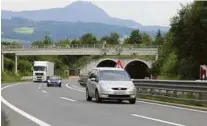  ?? WEICHSELBR­AUN ?? In Kärnten gibt es nur ein Tempolimit nach dem IG-L, und zwar auf der A 2 beim Flughafen Klagenfurt