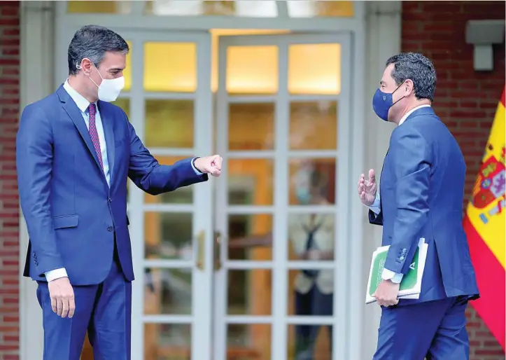  ?? REUTERS ?? Pedro Sánchez recibió ayer en Moncloa al presidente de Andalucía, Juanma Moreno