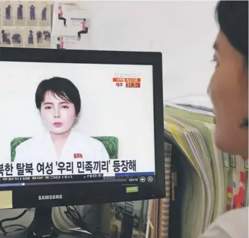  ?? FOTO: EFE ?? ►► Una mujer observa ayer las noticias en TV sobre Lim Ji Hyun, en Seúl.