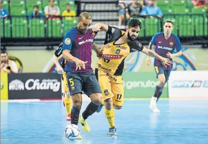  ?? FOTO: WIFC ?? Igualdad máxima en la pista El Barça Lassa y el Magnus Futsal lo dieron todo en el Bangkok Arena y el partido estuvo muy competido