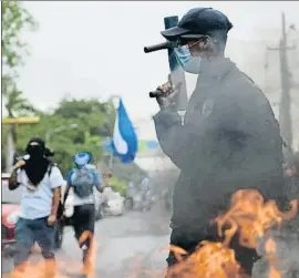  ?? MARVIN RECINOS / AFP ?? Un estudiante disfrazado de policía durante una manifestac­ión