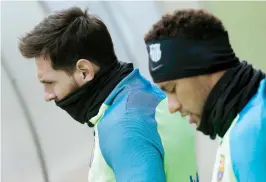  ??  ?? Lionel Messi (izquierda) y Neymar entrenaron ayer en el frío de Barcelona de cara al partido de esta tarde.