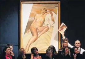  ?? KIRSTY WIGGLESWOR­TH /AP ?? Subasta del Retrato desnudo de Kate Moss en el 2005