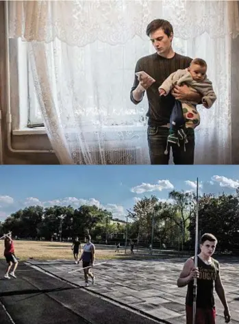  ??  ?? Qui accanto, un giovane di Tiraspol con il suo bambinoM In basso, alcuni atleti si allenano al lancio del giavellott­oM La Transnistr­ia però non può partcipare alle gare internazio­naliM