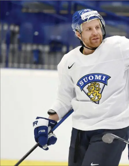  ?? FOTO: JUSSI NUKARI ?? SPELAR I KVäLL. Leo Komarov och Kari Jalonen ville inte avslöja allt för mycket detaljer kring varför Komarov stod över matchen mot USA.