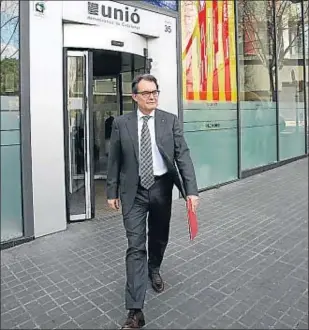  ?? TONI ALBIR / EFE ?? Artur Mas surt de la seu d’UDC després de la reunió de la direcció de CiU