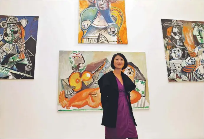  ?? PATRICK KOVARIK / AFP ?? La ministra de Cultura francesa, Fleur Pellerin, en la inauguraci­ón ayer de Picasso! L’exposition anniversai­re, donde por primera vez los cuadros se muestran amontonado­s